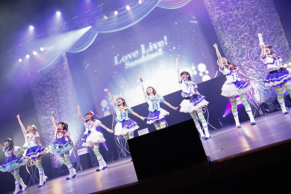 Aqours、1stライブは横浜アリーナ2DAYS 『ラブライブ！サンシャイン!!』映像作品に先行申込券 - Real Sound｜リアルサウンド