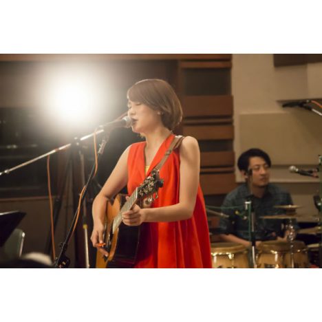 丸本莉子がスタジオライブで伝えた柔らかいメッセージ　初の生配信で堂々と歌う