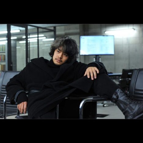 『デスノート 2016』池松壮亮演じる竜崎の場面写真公開　“L座り”に匹敵する椅子の座り方を披露