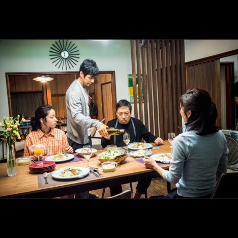 西島秀俊と“奇妙な隣人”香川照之の食事シーンも　『クリーピー』新場面写真を一挙公開