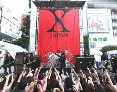 X JAPAN、新宿でゲリラライブ開催