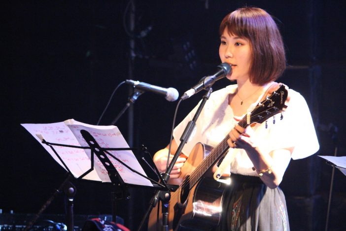 丸本莉子、歌うことへの喜びが溢れた弾き語りツアーファイナル　新曲「8月6日」の披露も