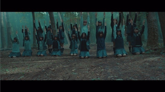 欅坂46、5thシングル『風に吹かれても』より「避雷針」MV公開　メンバーが水の上で踊るの画像1-8