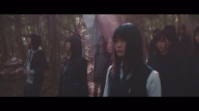 欅坂46、5thシングル『風に吹かれても』より「避雷針」MV公開　メンバーが水の上で踊るの画像1-3
