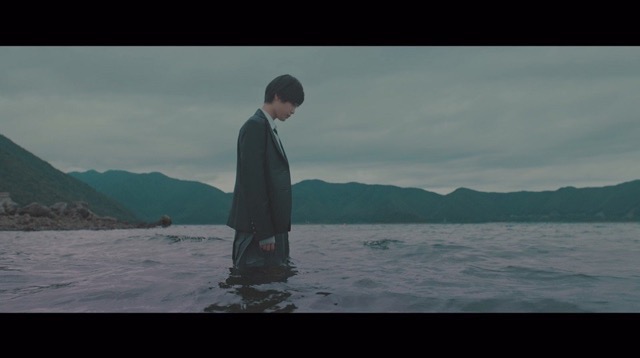 欅坂46、5thシングル『風に吹かれても』より「避雷針」MV公開　メンバーが水の上で踊るの画像1-11