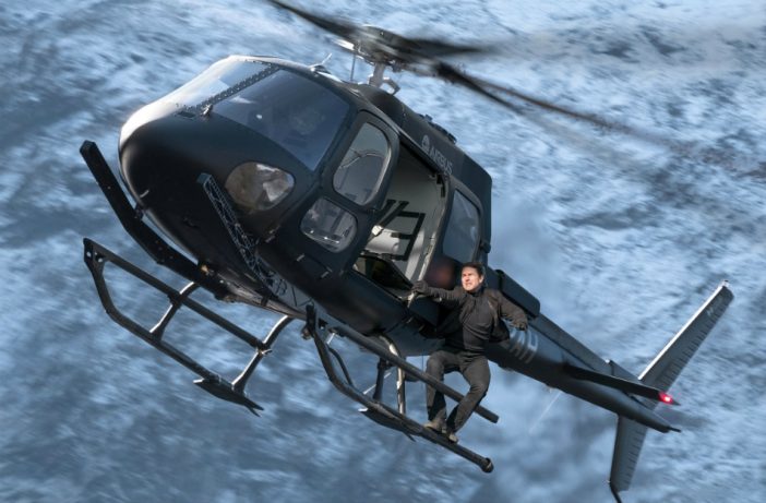 トム・クルーズがヘリを操縦!?　『ミッション：インポッシブル』最新作メイキング映像公開