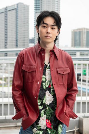 菅田将暉が『MIU404』にジョーカーさながらの登場　赤い服の男に漂う“隠し切れない狂気”