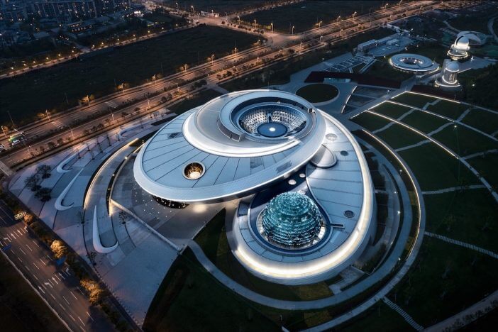 宇宙を反映した近未来的なデザインの天文館