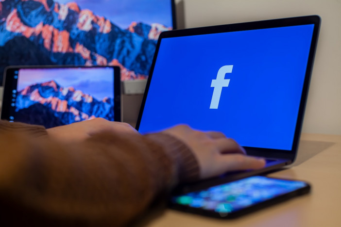 Facebook、不具合と内部告発で打撃
