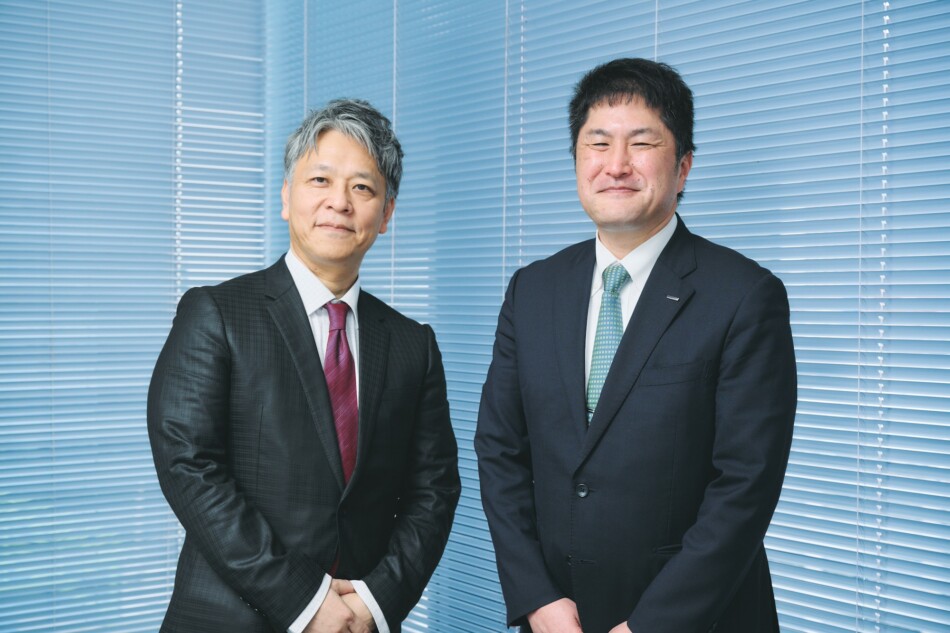 Verbatim Japanの代表取締役・関山孝行氏（左）とアイ・オー・データの執行役員・笹森英彦氏（右）