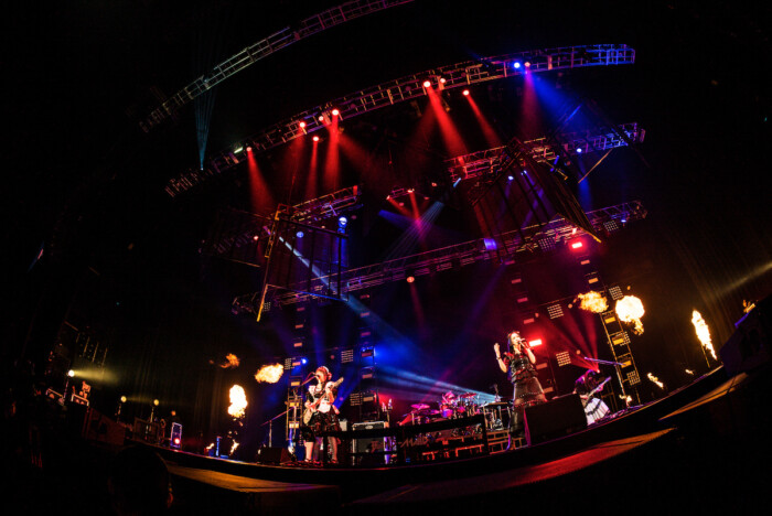 BAND-MAID、圧倒的技量で熱狂の一夜に――ロングツアーの集大成で示した“最強のお給仕”とロックの真髄