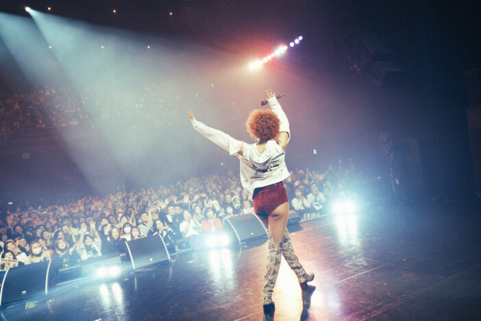 Crystal Kay、愛に満ちた40歳の誕生日ライブ　JO1 金城碧海、Zeebra、Mummy-D……豪華ゲスト満載の煌びやかな一夜に