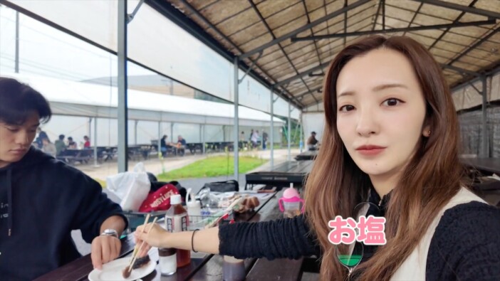 板野友美、高橋奎二&愛娘の家族3人できのこ狩り　娘の挑戦をサポートする姿に「ほのぼのしていい」「親子可愛すぎる」