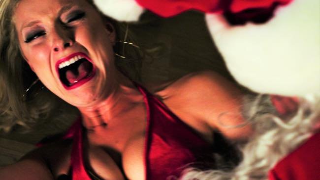 サイレント・ナイト』DVDリリース決定 サンタクロースに扮した殺人鬼の場面写真も｜Real Sound｜リアルサウンド 映画部
