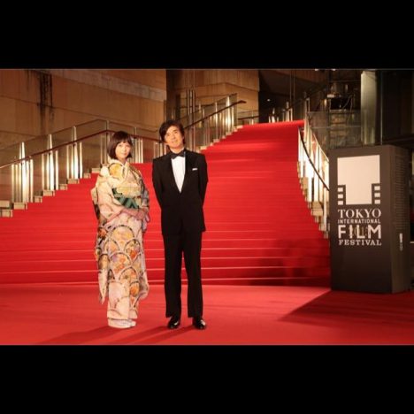 東京国際映画祭レッドカーペットに本田翼が着物姿で登場　タキシード姿の佐藤浩市がエスコート