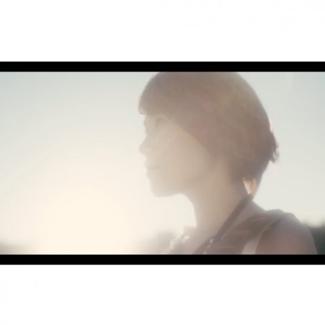 丸本莉子、新曲「フシギな夢」MV公開　「幸せが伝染していくようなミュージックビデオになれば」