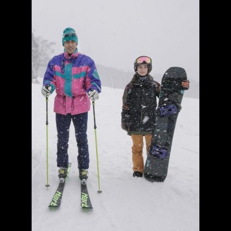 阿部寛と大島優子、ゲレンデを背景にスキーウェア姿を披露　『疾風ロンド』ビジュアル公開