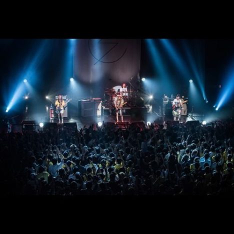 SCANDALは“最強モード”に突入したーー『YELLOW』ツアー東京公演レポート