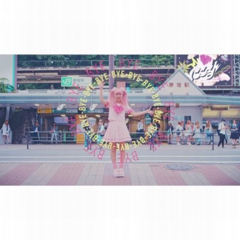 藤田ニコル、“Rainbow”コンセプトのデビュー曲MV公開　“にこるん棒”使った撮影シーンも