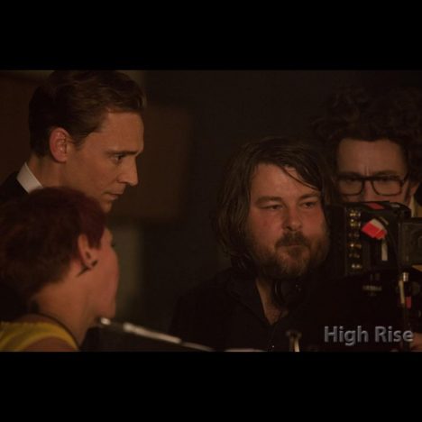 トム・ヒドルストン、『ハイ・ライズ』特別映像で監督を絶賛　「傑出した監督の一人だ」