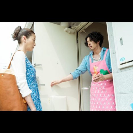 宮沢りえ主演『湯を沸かすほどの熱い愛』新場面写真、オダギリジョーがピンクのエプロン姿を披露