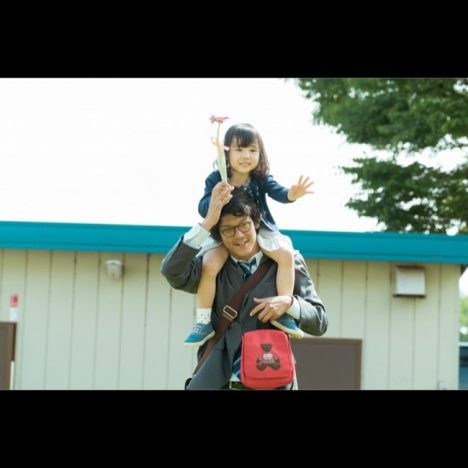 『湯を沸かすほどの熱い愛』新場面写真公開　駿河太郎、良きシングルファーザー役で娘を肩車
