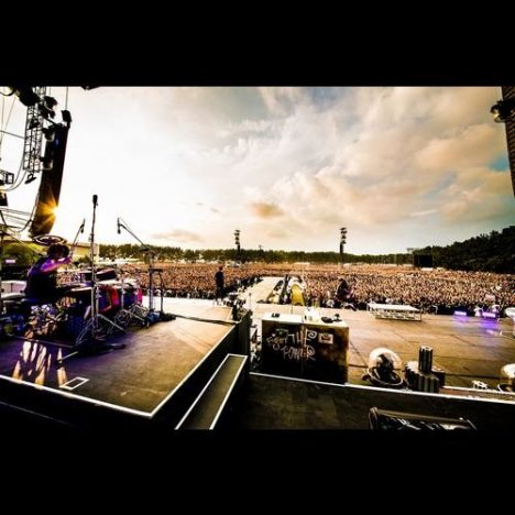 ONE OK ROCK、2日で11万人動員ライブも通過点に　熱狂の渚園ライブをレポート