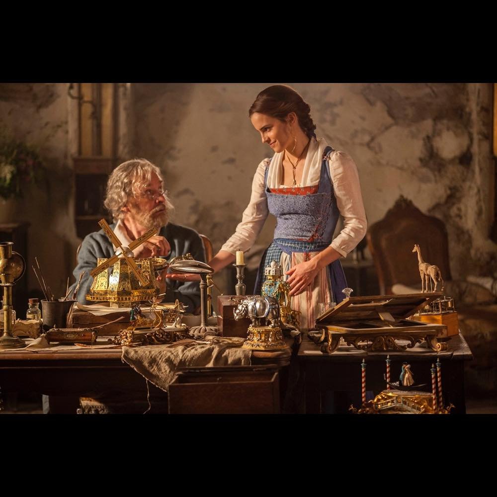 『美女と野獣』エマ・ワトソンの場面写真＆コメント公開 「私はすぐにベルと恋に落ちたわ」｜Real Sound｜リアル