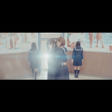 欅坂46、“青空とMARRY”による「割れたスマホ」MV公開　セーラー服でのダンスシーンも