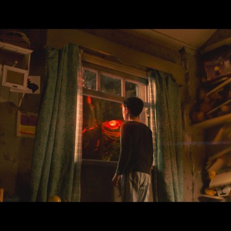 リーアム・ニーソン演じる怪物の姿も　J・A・バヨナ監督最新作『怪物はささやく』本予告編