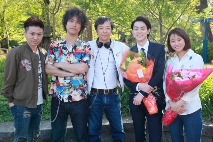 『火花』クランクアップ記者会見