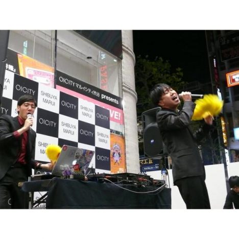 tofubeatsリリースライブに藤井隆がサプライズ登場！　渋谷街頭で「ディスコの神様」熱唱
