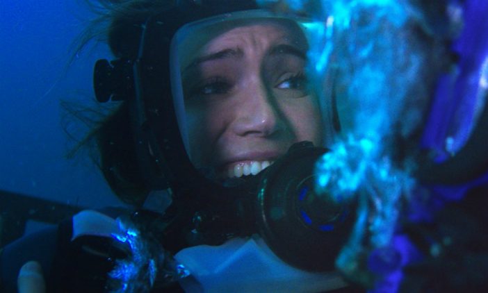 『海底47m』予告編　バカンスを楽しむ姉妹に人喰いサメが襲いかかるホラー映像に