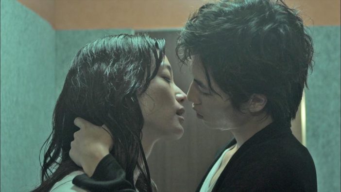 入山法子と志尊淳、エレベーターで激しく甘いキスを交わす　『きみはペット』未公開スペシャル映像