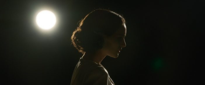 スポットライトに照らされる姿も　“女優役”ナタリー・ポートマン『プラネタリウム』新場面写真
