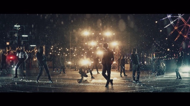 欅坂46、5thシングル表題曲「風に吹かれても」MV公開　黒スーツ姿×笑顔で弾けるシーンもの画像1-2