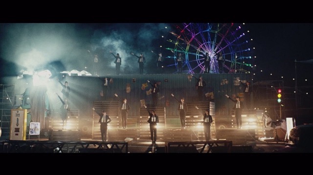 欅坂46、5thシングル表題曲「風に吹かれても」MV公開　黒スーツ姿×笑顔で弾けるシーンもの画像1-3