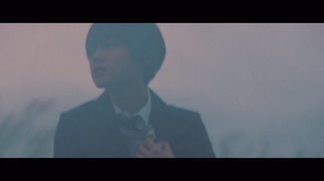 欅坂46、5thシングル『風に吹かれても』より「避雷針」MV公開　メンバーが水の上で踊るの画像1-9