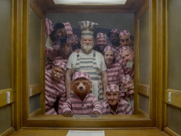 ピンク色の囚人服をまとったパディントンの姿が　『パディントン2』新場面写真
