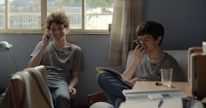 少年ふたりが微笑み合う瑞々しい一場面　『彼の見つめる先に』メインカット公開