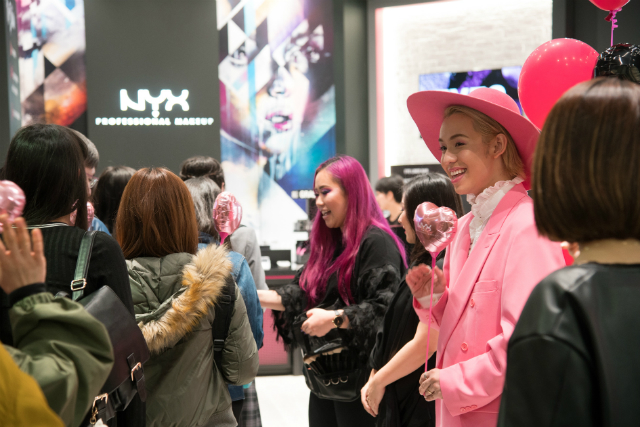 RYUCHELL、デビュー曲でコラボしたNYX日本第1号店に歓喜　「“メイクを楽しむ”ことを大事に」の画像1-2