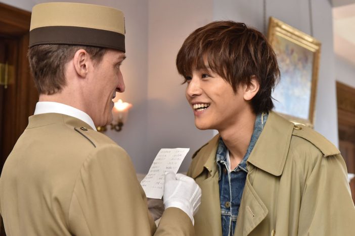 岩田剛典の無垢な笑顔は視聴者をワクワクさせる　『崖っぷちホテル！』で謎の男を好演
