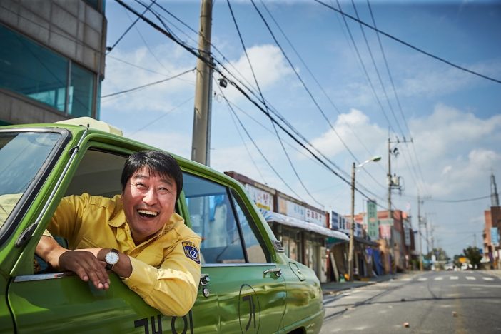 監督が運転するタクシー“ソン・ガンホ”に乗り光州事件を追体験　『タクシー運転手』の普遍的な希望