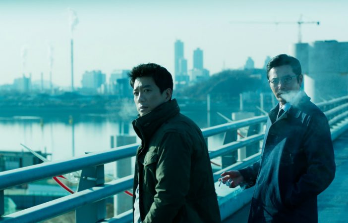 韓国映画『 V.I.P. 修羅の獣たち』場面写真公開　チャン・ドンゴンが橋上でタバコを吸う姿も
