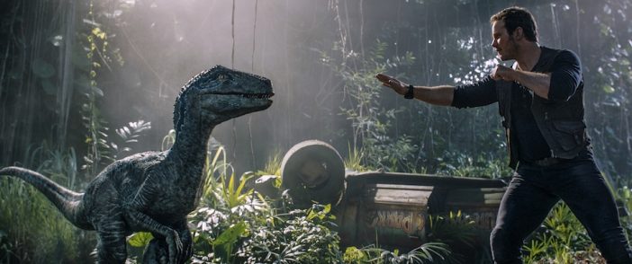 スピルバーグのコメントや新たなハイブリッド恐竜の姿も　『ジュラシック・ワールド』最新特別映像