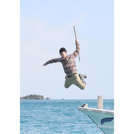 山下健二郎、サメを追いかけダイナミックに海へ飛び込む　『ウタモノガタリ』新場面写真