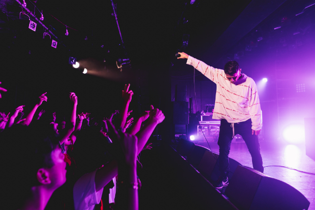 AKLO×ZORNのリミックスに感じたヒップホップ独自の面白さ 『A to Z TOUR 2018』東京公演 - Real Sound｜リアルサウンド