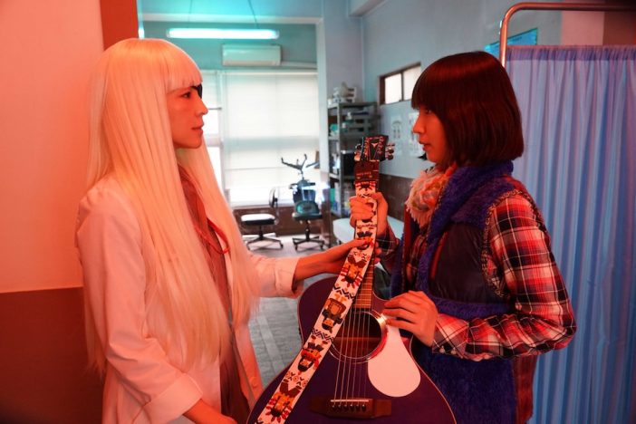 白髪＆眼帯姿の麻生久美子が吉岡里帆にギターを渡す　『音量を上げろタコ！』新場面写真公開