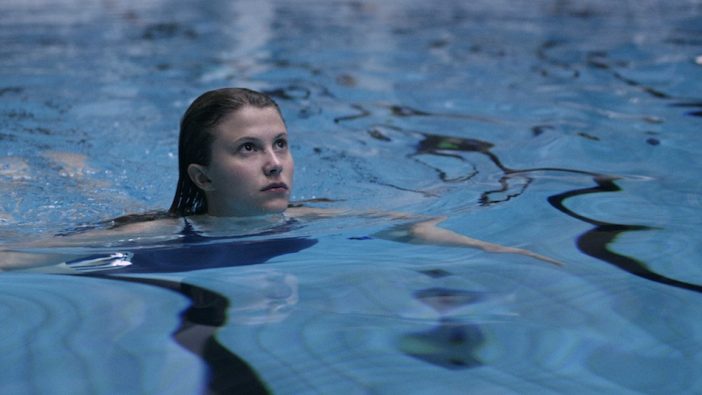 少女がプールで怪奇現象に見舞われる　ヨアキム・トリアー『テルマ』本編映像
