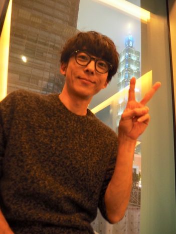 高橋一生、「台北101」をバックに記念撮影　『僕キセ』台湾キャンペーンのオフショット公開